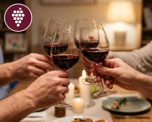Brindis con copas de vino tinto en una cena entre amigos